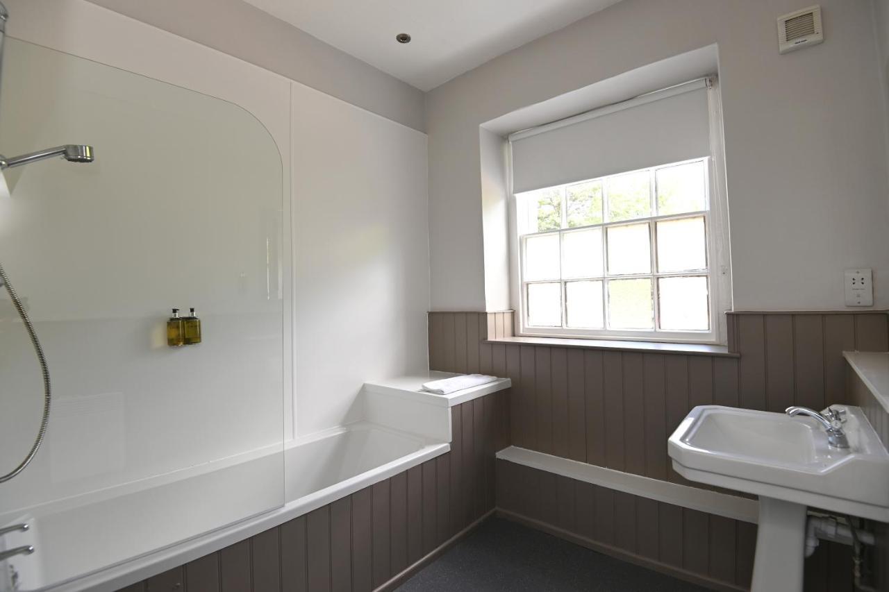 Wheatsheaf, Baslow By Marston'S Inns ภายนอก รูปภาพ